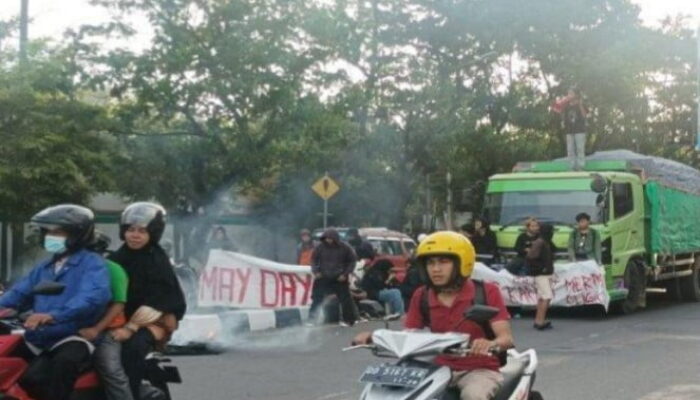 Puluhan Mahasiswa Gelar Aksi Hari Buruh, Tuntut UU Cipta Kerja Dicabut
