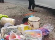 Keparat, Ibu Tiri Tendang Jualan Anaknya di Pinggir Jalan