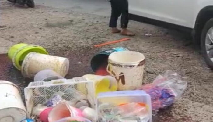 Keparat, Ibu Tiri Tendang Jualan Anaknya di Pinggir Jalan