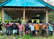 Beda Pilihan di Pilkades, Warga Bergotong Royong Pindahkan Rumah