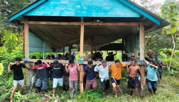 Beda Pilihan di Pilkades, Warga Bergotong Royong Pindahkan Rumah