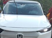 Belajar Nyetir Pakai Mobil Baru Teman, Gadis ABG di Pinrang Tabrak Pohon