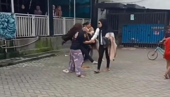Viral, Wanita Dituding Pelakor Dikeroyok di Makassar