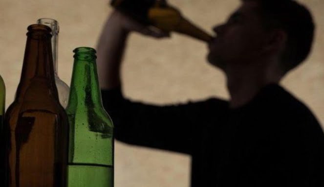 Ilustrasi tenggak miras