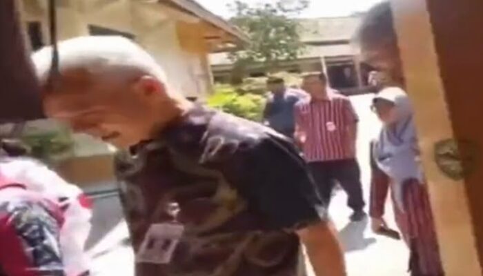 Kepala Ganjar Pranowo Kejedot Lonceng Besi Panti Sosial