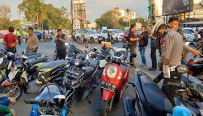 Polisi Telikung Konvoi Ugal-ugalan Hari Kemerdekaan di Makassar