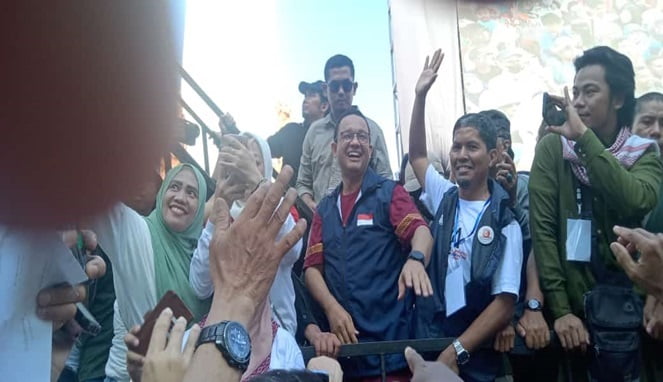 Anies Baswedan bersama dengan peserta gerak jalan gembira