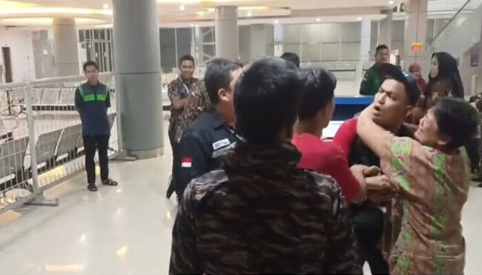 Viral, Petugas PT Pelni Makassar Diduga Pungli, Penumpang Ngamuk