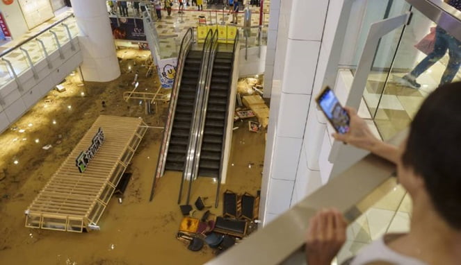 Sebuah mall di kawasan Wong Tai Sin, Hong Kong kebanjiran. (Foto: Bloomberg)