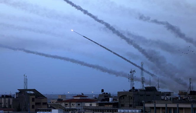 Puluhan Roket Hamas Hancurkan Israel, Ratusan Orang Tewas (Foto AFP)