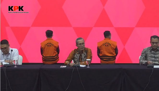 Konferensi Pers KPK : SYL Kenakan Rompi Oranye dengan Tangan Diborgol (Foto KPK Twitter)