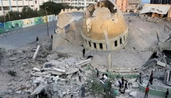 Bangunan masjid ternama di Kota Khan Younis, Gaza, Palestina itu hanya menyisakan puing-puing dan kubah yang telah runtuh
