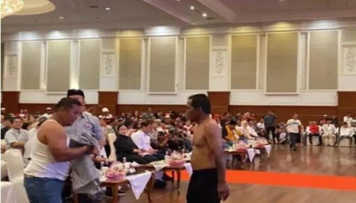 Kecewa dengan Jokowi, Relawan Ngamuk Lepas Baju Depan Puan