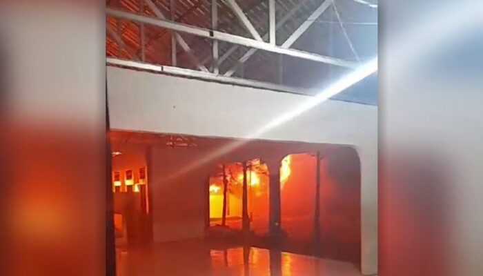 Si Jago Merah Ngamuk Bakar Gedung SMP Negeri 8 Makassar