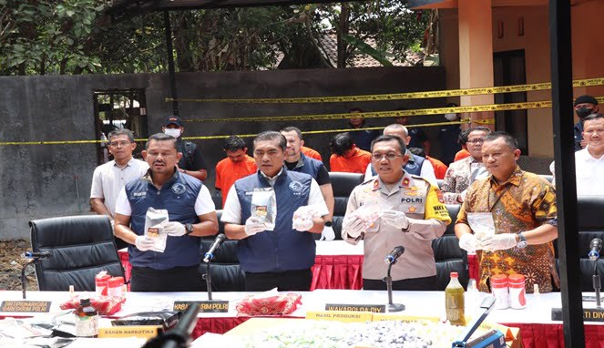 Polisi Bongkar Peredaran Gelap Narkoba Modus Keripik Pisang