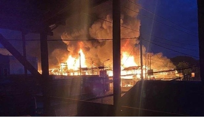 Ricuh Massa Pengantar Jenazah Lukas Enembe, Sejumlah Ruko Dibakar