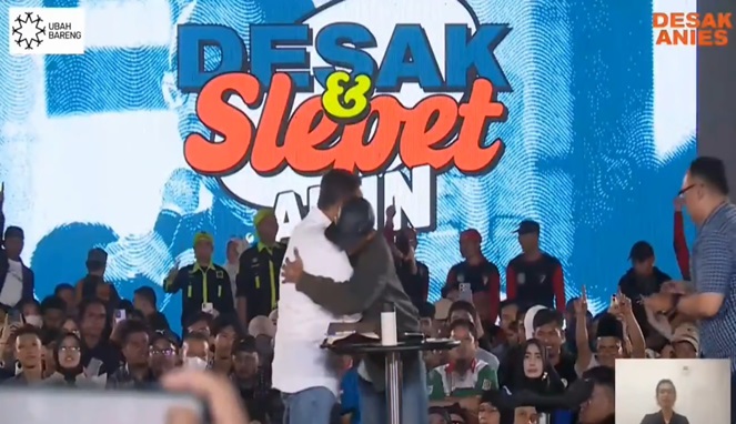 Terharu, Warga Desak Anies : Bagaimana Nasib Kami Jika Tak Terpilih?