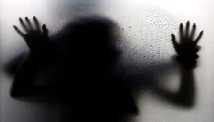 Gadis ABG Digilir Secara Bergantian 10 Pemuda