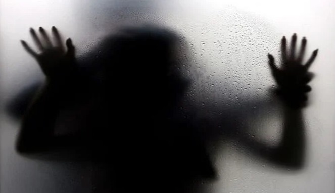 Gadis ABG Digilir Secara Bergantian 10 Pemuda