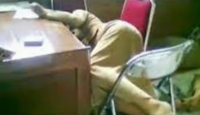 Siswa SD Pergoki 2 Oknum Guru Mesum saat Hujan Deras
