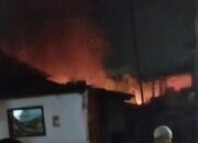 Satu Unit Rumah di Makassar, Jadi Kayu Bakar