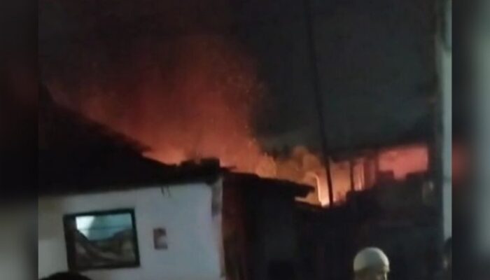 Satu Unit Rumah di Makassar, Jadi Kayu Bakar