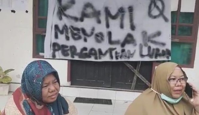 Tak Terima Lurah Diganti, Warga Luwu Segel Kantor Lurah Bulo
