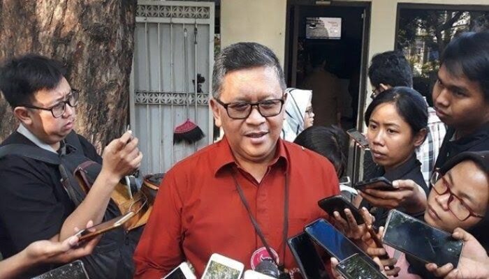 Sekjen PDIP Sebut Pohon Tumbang Pertanda Buruk Prabowo-Gibran