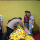 Polisi memeriksa jenazah korban yang ditemukan meninggal dunia di depan kamar mandi rumah kekasihnya di Pare, Kabupaten Kediri, Jawa Timur