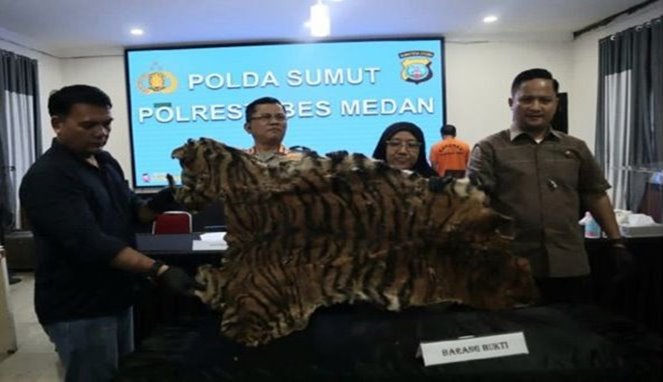 Kepala Polrestabes Medan Kombes Pol Teddy Jhon Sahala Marbun (Dua dari kiri) menunjukkan barang bukti di Medan, Sumatera Utara