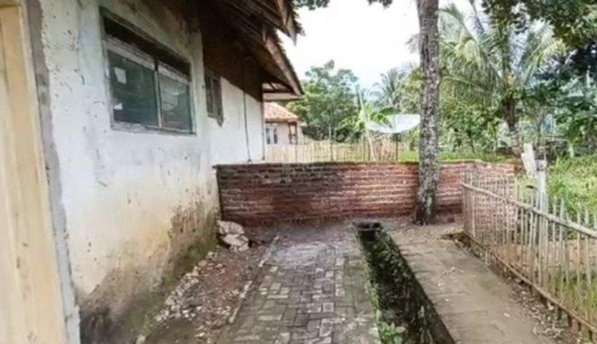karena gagal duduk di kursi Dewan Perwakilan Rakyat Garut, seorang caleg tutup akses jalan di depan rumahnya yang selama ini digunakan warga. Peristiwa tersebut terjadi di Kampung Ciarog, Desa Kersamanah, Kabupaten Garut, Jawa Barat.