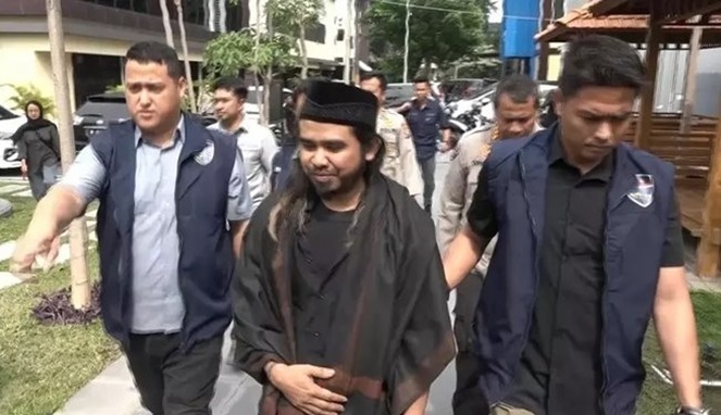 Pembuat konten kontroversial tukar pasangan, Gus Samsudin diamankan Polda Jatim.