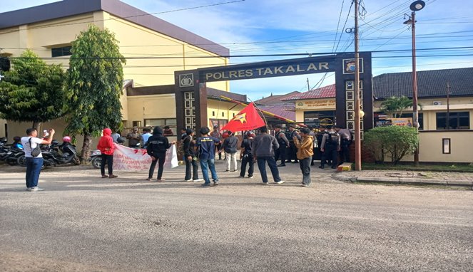 Puluhan massa yang mengatasnamakan Forum Pejuang Demokrasi (FPD) hari ini menggelar aksi unjuk rasa