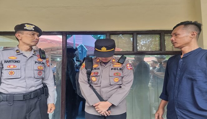 David Heydar Pratama (tengah), polisi gadungan yang ditangkap Unit Reskrim Polsek Regol dihadirkan dalam konferensi pers di Mapolsek Regol, Jalan Moch Toha, Kota Bandung