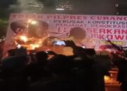 Demo di Depan KPU, Massa Bakar Spanduk Bergambar Jokowi