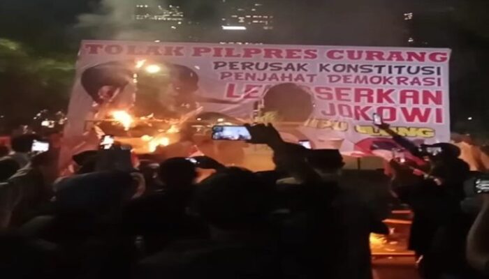 Demo di Depan KPU, Massa Bakar Spanduk Bergambar Jokowi