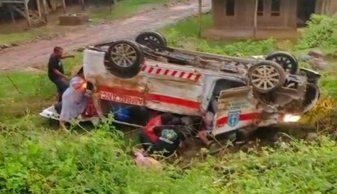 Ambulans milik RSUD Datu Pancaitana Bone terjun ke jurang
