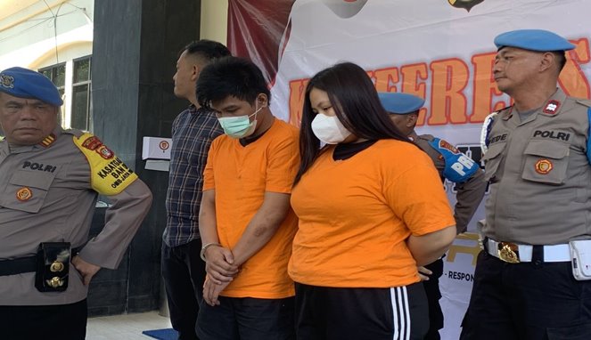 Pasangan kekasih berinisial GP dan SD memproduksi uang palsu yang dihadirkan dalam konferensi pers di Mapolres Metro Bekasi Kota