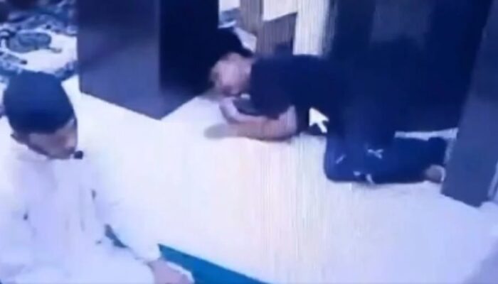 Viral, Gerombolan Remaja Serang Jemaah Saat Shalat