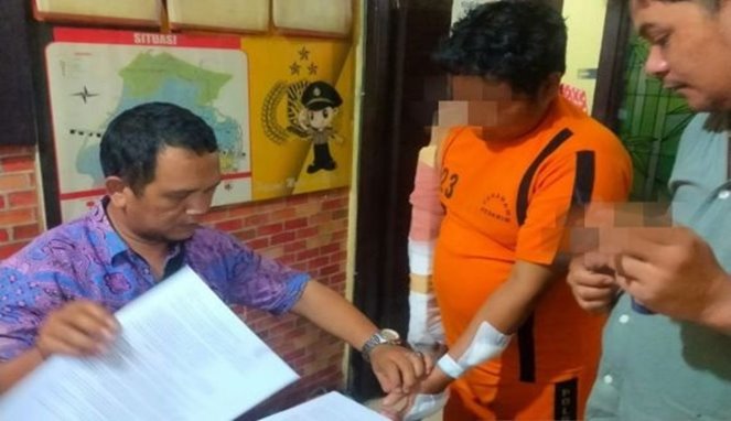 Tersangka kasus pencurian sepeda motor berinisial AN (46) warga Kampung Cilutung, Kecamatan Parakansalak, Kabupaten Sukabumi, Jabar saat dimintai keterangan oleh Penyidik Unit Reskrim Polsek Cisaat.
