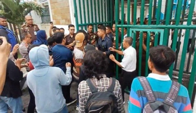 Aksi Unjuk Rasa Mahasiswa Kendari di Depan Kantor Kejati Sultra Ricuh