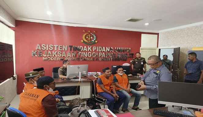 Tampak Lima Terpidana Kasus Pencurian Ikan menjalani pemeriksaan di Kejaksaan Tinggi Papua Barat.