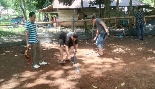 Polisi saat Menbubarkan sabung ayam di lokasi