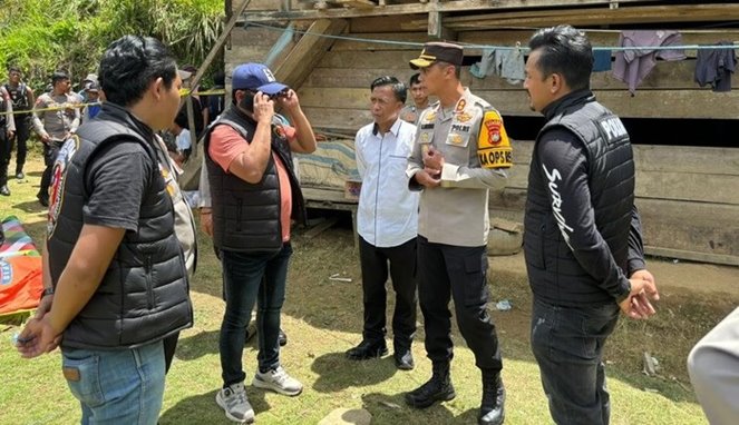 Polisi olah TKP di lokasi anak bunuh ayah dan ibu kandungnya di Mamasa, Sulbar