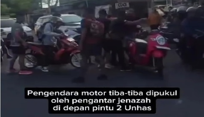 Tangkapan Layar Video, Pengantar Jenazah di Makassar Berulah, Pengendara Jalan Dianiaya