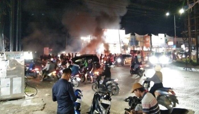 Aksi Mahasiswa di Perempatan Kampus UHO Kendari Sebabkan Kemacetan