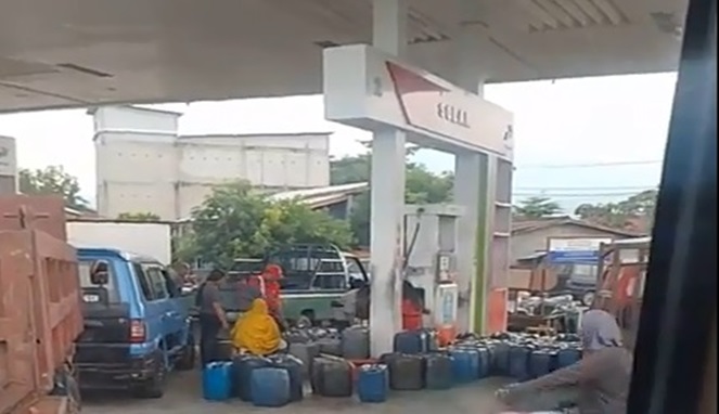 Aktivitas Pengepul dan Petugas SPBU Bungi di Pinrang mengabaikan Pengguna SPBU hingga antre berjam-jam