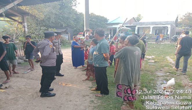 Kapolsek Bajeng Kunjungi Korban Luka Air Panas