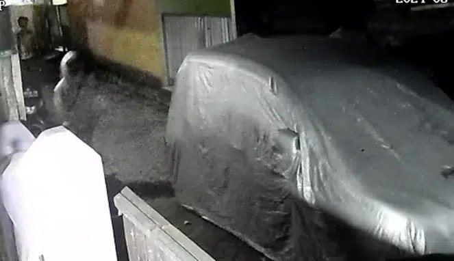 Tapakbatas.com – Aksi brutal geng motor di Makassar kembali membuat warga resah. Insiden terbaru terjadi di Jalan Masjid Nurul Hidayah, Kelurahan Biring Romang, pada Sabtu malam (3/8/2024).