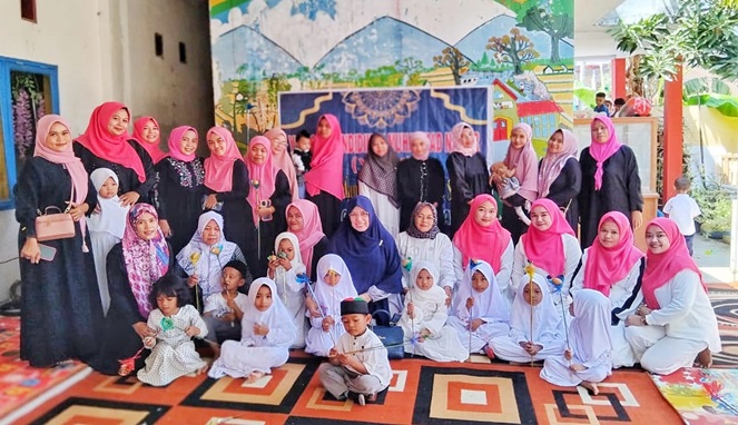Foto bersama Kepsek TK Islam Pelangi Borong bersama orang tua murid dalam momen Maulid Nabi Muhammad SAW 